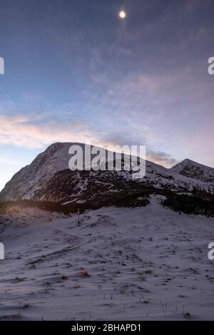 Autriche, état de Salzbourg, Salzbourg, Hagengebirge, vue de la maison Cal von Stahl sur la lune au-dessus de la neige Schneibstein Banque D'Images