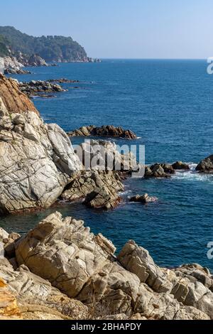 Europe, Espagne, Catalogne, Costa Brava, côte accidentée sur la Costa Brava juste avant Lloret de Mar. Banque D'Images