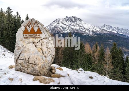 Europe, Allemagne, Bavière, Berchtesgadener Land, logo du Parc National de Berchtesgaden avec le massif de Watzmann en arrière-plan Banque D'Images
