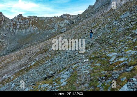 Europe, Autriche, Tyrol, Tyrol de l'est, Hohe Tauern, Kals am Großglockner, randonneurs sur l'ascension vers Dürrenfeldscharte dans le Hohe Tauern Banque D'Images