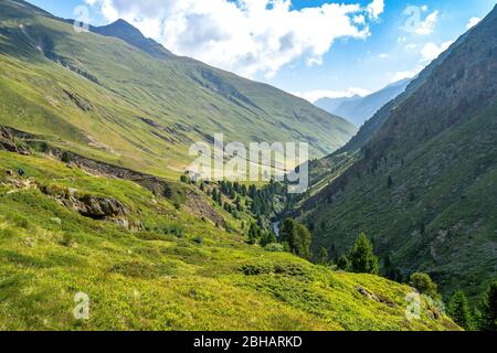 Europe, Autriche, Tyrol, Alpes de l'Ötztal, vent, vue sur la vallée idyllique du Rofental dans les Alpes de l'Ötztal Banque D'Images