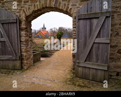 Europe, Allemagne, Saxe-Anhalt, Ilsenburg, Abbaye de Drübeck, Couvent bénédictin de Saint-Vitus, 10ème siècle, vue sur le jardin du monastère à l'église de Saint-Bartholomew Banque D'Images