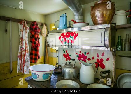 Le Canada, la Nouvelle-Écosse, Digby, Maud Lewis House Réplique construite par Murray Ross, réplique parfaite du peintre Maude Lewis's house à la Art Gallery of Nova Scotia, à Halifax, de l'intérieur, ER-CAN-18-02 Banque D'Images