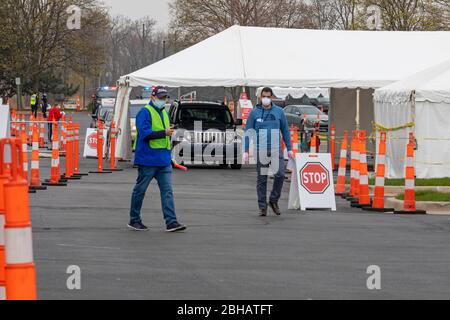 Dearborn, Michigan, États-Unis. 24 avril 2020. Essai au drive-then pour le virus Covid-19 sur un site de test CVS de pharmacie. Le site promet des résultats en 15 minutes. Crédit: Jim West/Alay Live News Banque D'Images