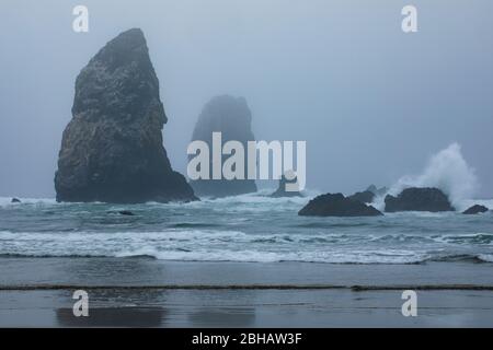 Vue sur les rochers durs sur la côte, Cannon Beach, Oregon, États-Unis Banque D'Images