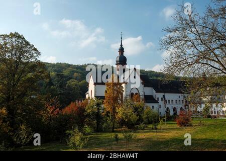 Rheingau : vue sur le monastère d'Eberbach en automne Banque D'Images