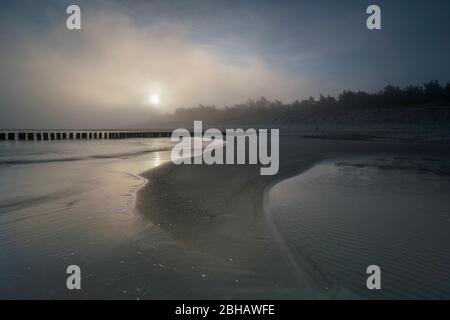 Lever du soleil en hiver près de la mer avec une brume de soleil lumineux sur une belle journée d'hiver Banque D'Images