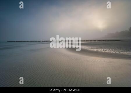 Lever du soleil en hiver près de la mer avec une brume de soleil lumineux sur une belle journée d'hiver Banque D'Images