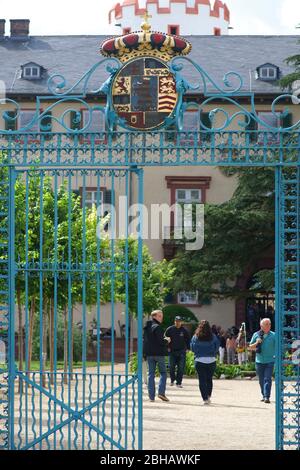 L'entrée de la porte avec des armoiries du château Homburg siège et résidence du landgrave avec la tour blanche visible de loin. Banque D'Images