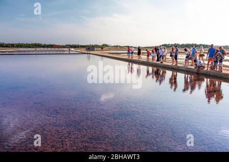 Touristes visitant les salines dans le musée du sel à Nin, Dalmatie, Zadar pays, Croatie Banque D'Images