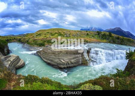 Vue panoramique sur les chutes Salto Grande sur la rivière Paine dans le parc national de Torres del Paine, en Patagonie chilienne. Banque D'Images