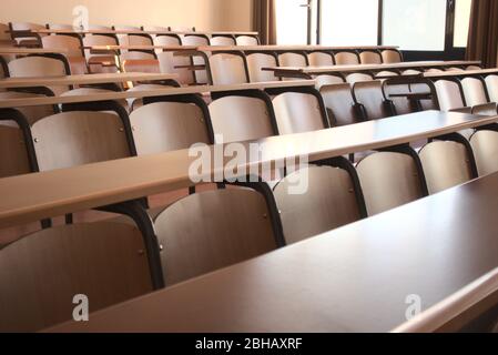 Tir d'une classe universitaire vide après l'annulation des écoles concernant covid 19 Banque D'Images