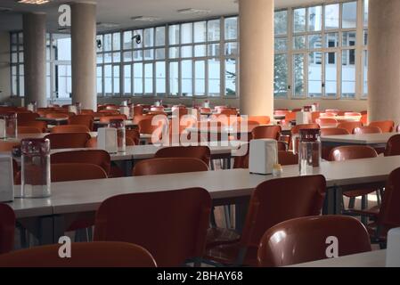 Des sièges vides à la cafétéria universitaire après l'annulation des écoles concernant le covid 19 Banque D'Images