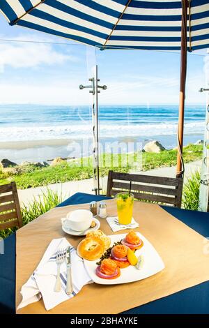 Brunch au saumon fumé avec lever du soleil de tequila et cappaccino, restaurant Boathouse, plage de Hendry, Santa Barbara, Californie Banque D'Images