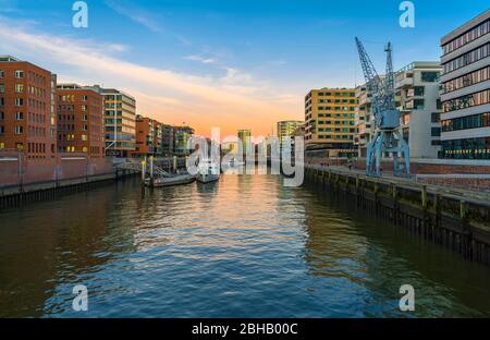 Allemagne, Hambourg, Hafencity, Sandtorhafen, port de navire traditionnel, Kaiserkai, grues du vieux port Banque D'Images