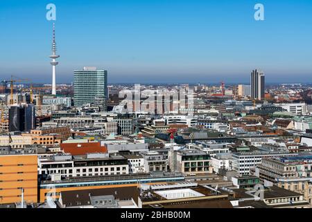 Allemagne, Hambourg, vue de la tour de l'église ruine St. Nikolai à la tour Heinrich Hertz, la tour de télévision de 279,2 m de haut, que Hambourg appelle aussi Telemichel. Banque D'Images