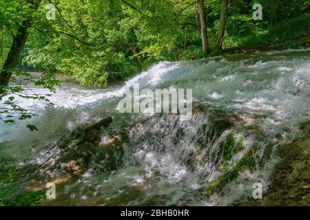 Allemagne, Bade-Wurtemberg, Hayingen - Anhausen, sur le Haut Gießel, la Lauter tombe sur un bar tufa de 4 m de haut. Banque D'Images