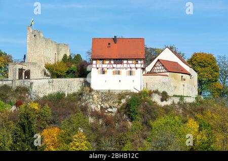 Allemagne, Bade-Wurtemberg, Hayingen - Münzdorf, Burg Derneck, 14ème c. est maintenant utilisé par l'Albverein swabian comme maison de randonnée. Le château est situé dans le Lautertal, sur la Swabian-Alb-Südrand-Weg et est une destination de randonnée populaire. Banque D'Images