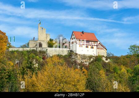 Allemagne, Bade-Wurtemberg, Hayingen - Münzdorf, Burg Derneck, 14ème c. est maintenant utilisé par l'Albverein swabian comme maison de randonnée. Le château est situé dans le Lautertal, sur la Swabian-Alb-Südrand-Weg et est une destination de randonnée populaire. Banque D'Images