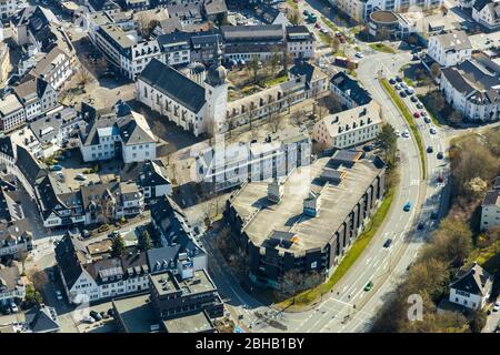 Vue aérienne de la paroisse catholique de Saint-Walburga, place Stiftsplatz, Meschede, Rhénanie-du-Nord-Westphalie, Allemagne Banque D'Images