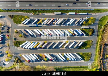 Vue aérienne du reste du pays Rhynern-Nord, avec parking camions, autoroute A 2, quartier Rhynern à Hamm, Rhénanie-du-Nord-Westphalie, Allemagne. Banque D'Images