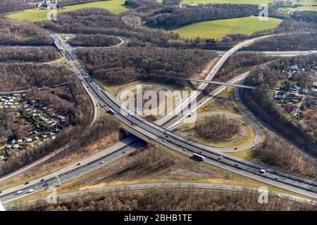 Vue aérienne, autoroute A 1 et l'A44, intersection Wuppertal-Nord, Haßlinghausen, Hobeuken, Sprockhövel, Ruhrgebiet, Rhénanie-du-Nord-Westphalie, Allemagne Banque D'Images