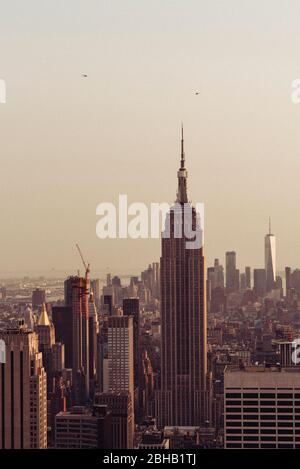 Vue sur Manhattan avec l'Empire State Building depuis la terrasse d'observation Top of the Rock pour un coucher de soleil d'été Banque D'Images