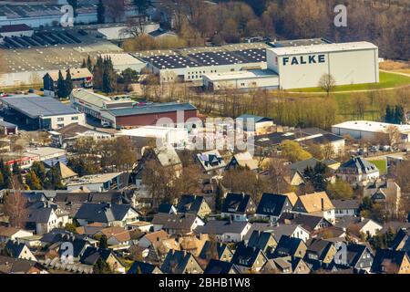 Vue aérienne de la zone industrielle 'dans le lac', bonneterie Falke, Schmallenberg, Sauerland, Rhénanie-du-Nord-Westphalie, Allemagne Banque D'Images