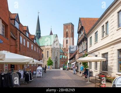 Danemark, Jutland, Ribe (la plus ancienne ville du Danemark), rue de la vieille ville., cathédrale de Ribe avec tour de citoyen (Borgertårnet), le monument de la ville. Banque D'Images