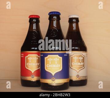 CHIMAY, BELGIQUE - VERS AVRIL 2020: Chimay bleu rouge et blanc bouteilles de bière Banque D'Images