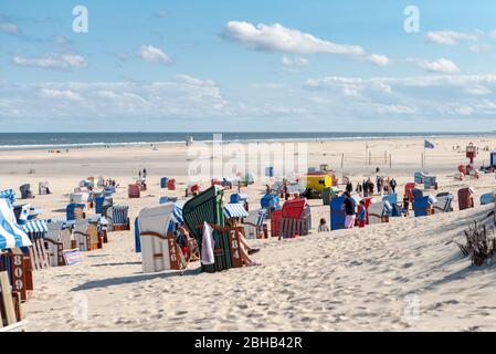 Allemagne, Basse-Saxe, Frise orientale, Juist, vie de plage avec chaises de plage. Banque D'Images