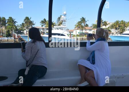 Les touristes peuvent prendre un bateau-taxi en prenant le chenal Intracoastal Waterway de fort Lauderdale, un système de canaux offrant un domaine immobilier de luxe tel que Millionaire's Row Banque D'Images