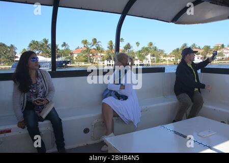 Les touristes peuvent prendre un bateau-taxi en prenant le chenal Intracoastal Waterway de fort Lauderdale, un système de canaux offrant un domaine immobilier de luxe tel que Millionaire's Row Banque D'Images