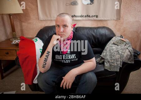 Killeen Texas États-Unis, 31 mars 2010 : Michael Kern, ancien combattant de la guerre en Irak, chef du groupe des anciens combattants de l'Irak contre la guerre (IVAW) dans la « maison de la paix » sous le capot, à l'extérieur de la vaste base militaire de fort Hood, dans le centre du Texas. Kern, qui souffre du syndrome de stress post-traumatique (SSPT), tente d'obtenir un congé médical de l'Armée de terre. ©Bob Daemmrich Banque D'Images