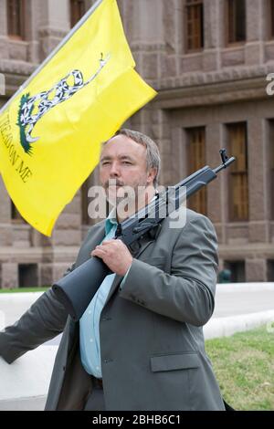 Austin, Texas États-Unis, 15 avril 2010: Un manifestant détient un fusil d'assaut AK-47 devant le Capitole du Texas alors que les activistes du Tea Party ont tenu leur rallye annuel de jour d'imposition. Il a dit qu'il portait une arme conformément au droit de l'État. ©Marjorie Kamys Cotera /Daemmrich photos Banque D'Images