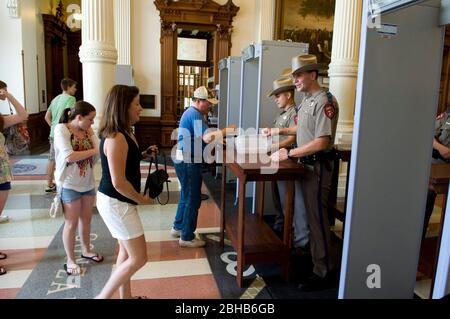 Austin Texas États-Unis, 21 mai 2010: À partir d'aujourd'hui, de nouvelles mesures de sécurité sont en place au Capitole du Texas. Tous les visiteurs, y compris les lobbyistes, doivent maintenant traverser les détecteurs de métaux lorsqu'ils entrent dans le bâtiment. Les officiers en uniforme du Département de la sécurité publique travaillent dans les stations de détection à l'entrée principale du Capitole. ©Marjorie Kamys Cotera/Daemmrich Photographie Banque D'Images