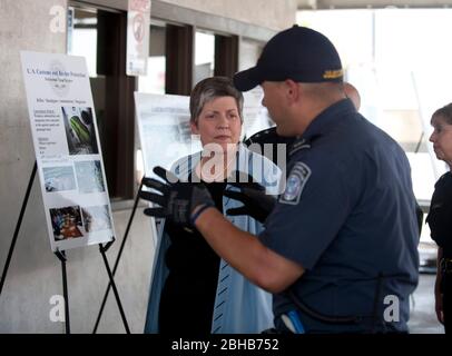 Laredo Texas États-Unis, 15 juillet 2010: L'agent des douanes et de la patrouille frontalière des États-Unis discute de questions à la frontière entre les États-Unis et le Mexique avec la secrétaire à la sécurité intérieure Janet Napolitano lors de sa visite officielle au sud du Texas. ©Bob Daemmrich Banque D'Images