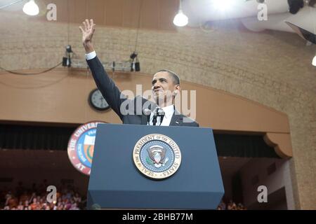 Austin Texas USA, août 9 2010: Le Presd. Américain Barack Obama fait la vague à un étudiant-grand public lors d'un discours à Gregory Gym à l'Université du Texas à Austin. Banque D'Images