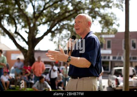 Woodville, Texas États-Unis, 24 juillet 2010: Le candidat démocratique pour le gouverneur du Texas Bill White parle lors d'un événement en plein air dans le centre-ville pendant une campagne de swing à travers l'est du Texas. ©Bob Daemmrich Banque D'Images