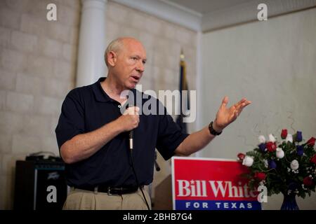 Groveton Texas Etats-Unis, 24 juillet 2010: Le candidat démocratique pour le gouverneur du Texas Bill White parle à des partisans lors d'une oscillation de campagne à travers l'est du Texas. ©Bob Daemmrich Banque D'Images