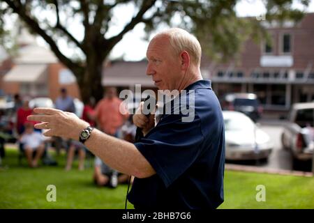 Woodville, Texas États-Unis, 24 juillet 2010: Le candidat démocratique pour le gouverneur du Texas Bill White parle lors d'un événement en plein air dans le centre-ville pendant une campagne de swing à travers l'est du Texas. ©Bob Daemmrich Banque D'Images