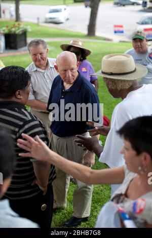 Woodville, Texas États-Unis, 24 juillet 2010: Le candidat démocratique pour le gouverneur du Texas Bill White parle lors d'un événement en plein air dans le centre-ville pendant une campagne de swing à travers l'est du Texas. ©Bob Daemmrich Banque D'Images