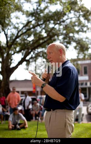 Woodville, Texas États-Unis, 24 juillet 2010: Le candidat démocratique pour le gouverneur du Texas Bill White parle lors d'un événement en plein air dans le centre-ville pendant une campagne de swing à travers l'est du Texas. ©Bob Daemmrich Banque D'Images