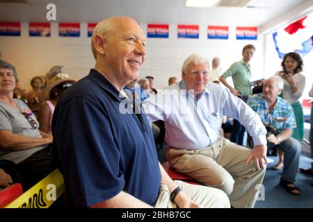 Huntsville, Texas États-Unis, 24 juillet 2010: Le candidat démocratique pour le gouverneur du Texas Bill White s'assoit avec des partisans à Henderson pendant une campagne de swing à travers l'est du Texas. ©Bob Daemmrich Banque D'Images