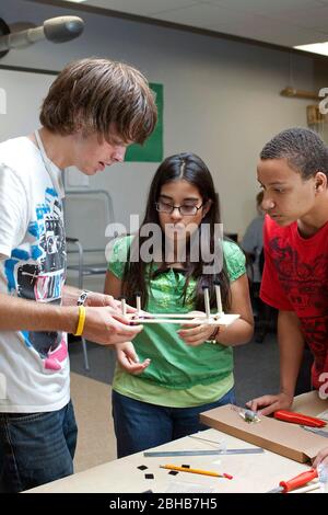 Manor, Texas Etats-Unis, 12 mai 2010: Lycéens travaillant sur un projet de voiture solaire simple de fin de semestre à la Manor New Tech High School, un cadre innovant qui se concentre sur l'apprentissage basé sur des projets dans un programme TSTEM (Technology Science Engineering Mathematics). ©Bob Daemmrich Banque D'Images