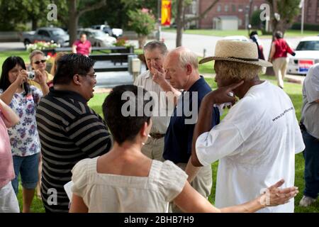 Woodville, Texas États-Unis, 24 juillet 2010: Le candidat démocratique pour le gouverneur du Texas Bill White rencontre les habitants de la région lors d'un événement en plein air dans le centre-ville pendant une campagne de swing à travers l'est du Texas. ©Bob Daemmrich Banque D'Images