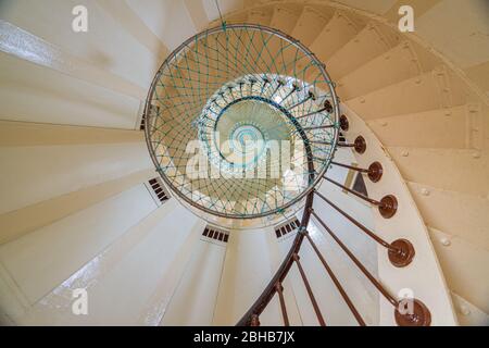 Escalier elliptique vu d'en bas dans le phare de l'Amédée, île de l'Amédée, Nouméa, Nouvelle-Calédonie Banque D'Images