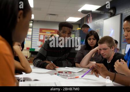 Manor Texas Etats-Unis, 11 mai 2010: Les élèves du secondaire travaillent ensemble en petit groupe pendant la classe de mathématiques à la Manor New Tech High School, un cadre innovant qui se concentre sur l'apprentissage basé sur des projets dans le programme TSTEM (Technology Science Engineering Mathematics). ©Bob Daemmrich Banque D'Images