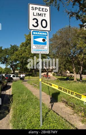 Austin, Texas États-Unis, septembre 2010 : bande de scène de crime enroulée autour du panneau de surveillance de crime de quartier sur une rue résidentielle. ©Marjorie Kamys Cotera/Bob Daemmrich Photographie Banque D'Images