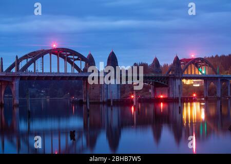 Pont de la rivière Siuslaw, Florence, Oregon, États-Unis Banque D'Images